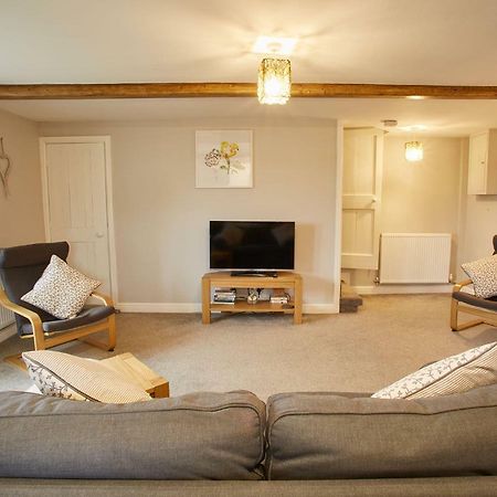 Host & Stay - Cosy Cottage Emley Exterior photo
