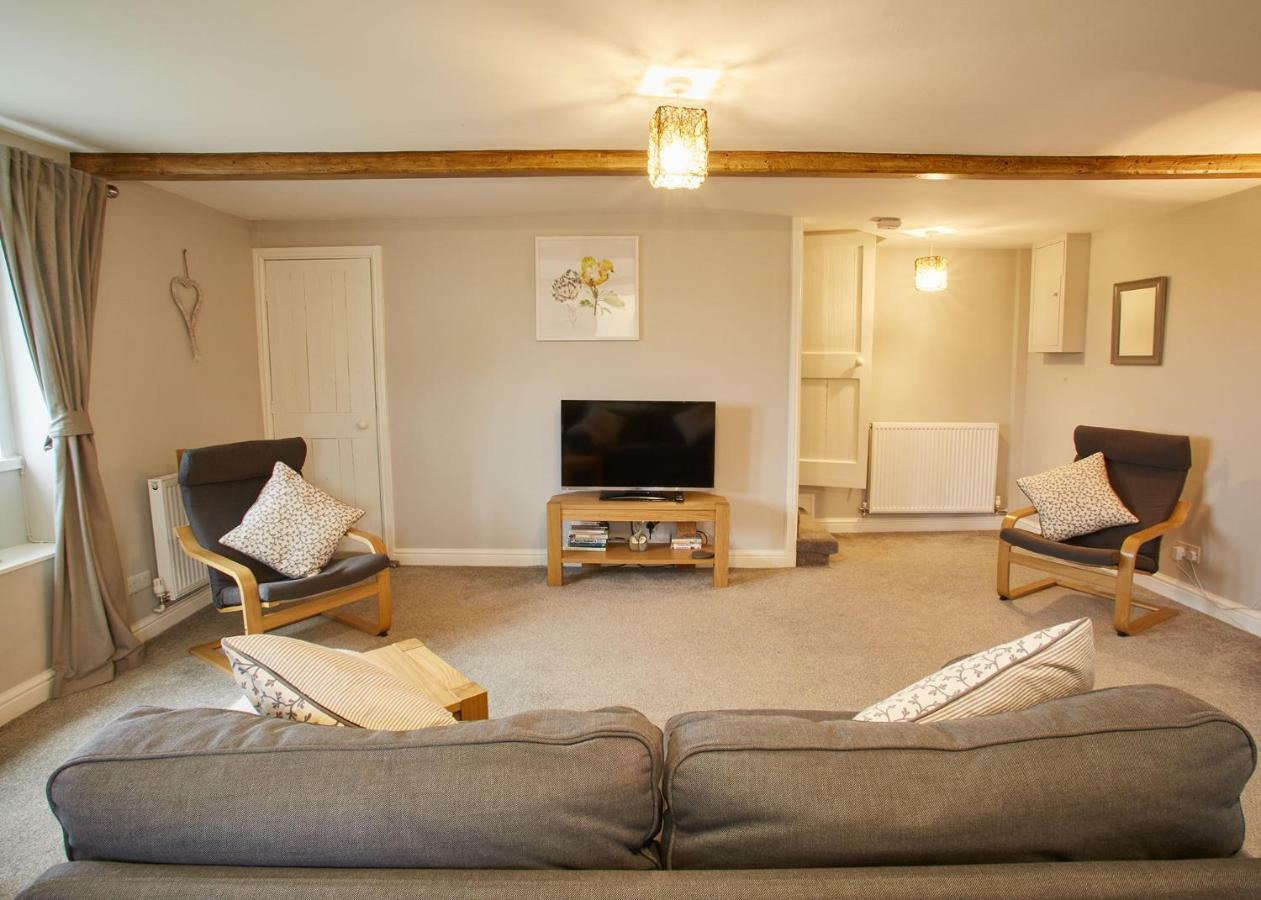 Host & Stay - Cosy Cottage Emley Exterior photo